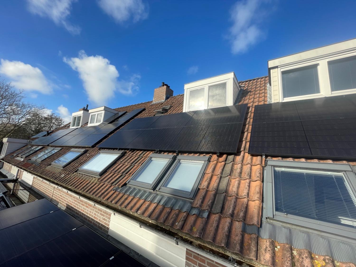 Zonnepanelen die op het dak liggen 