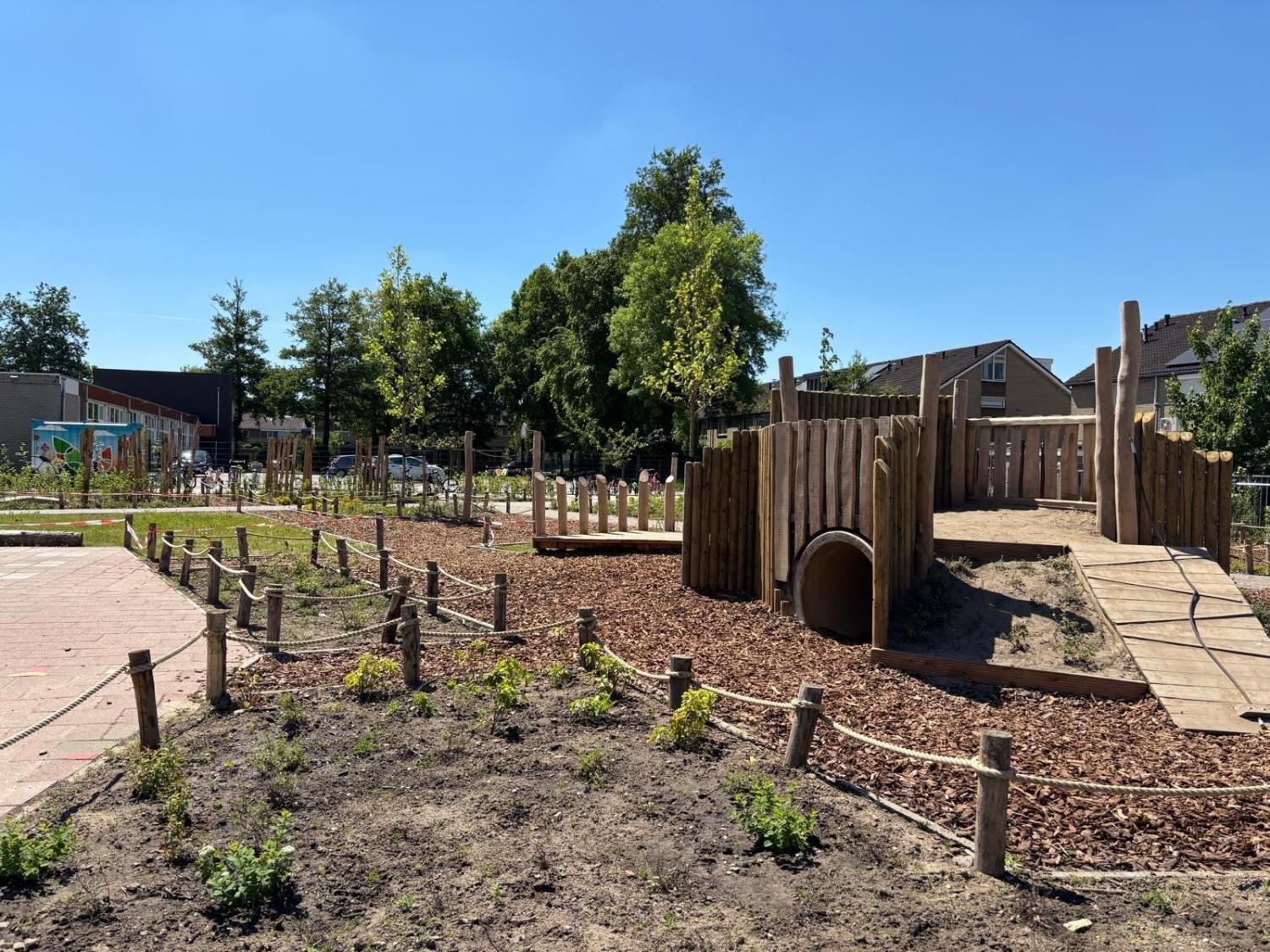 groenblauw schoolplein OKC de Toermalijn waar voornamelijk groen te zien is