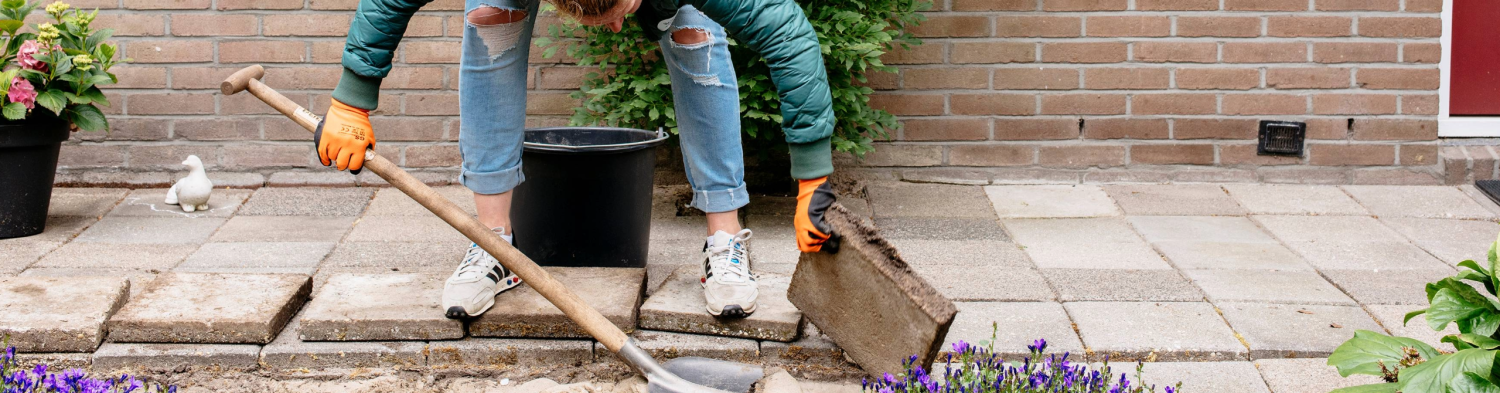 De tegels uit de tuin gehaald en maken plaats voor groen 