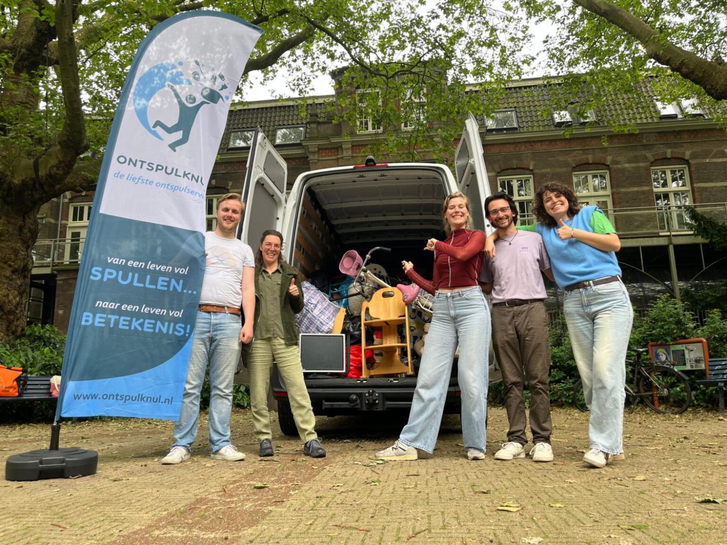 Busje volgeladen met spullen die zijn ingezameld tijdens de ontspuldag