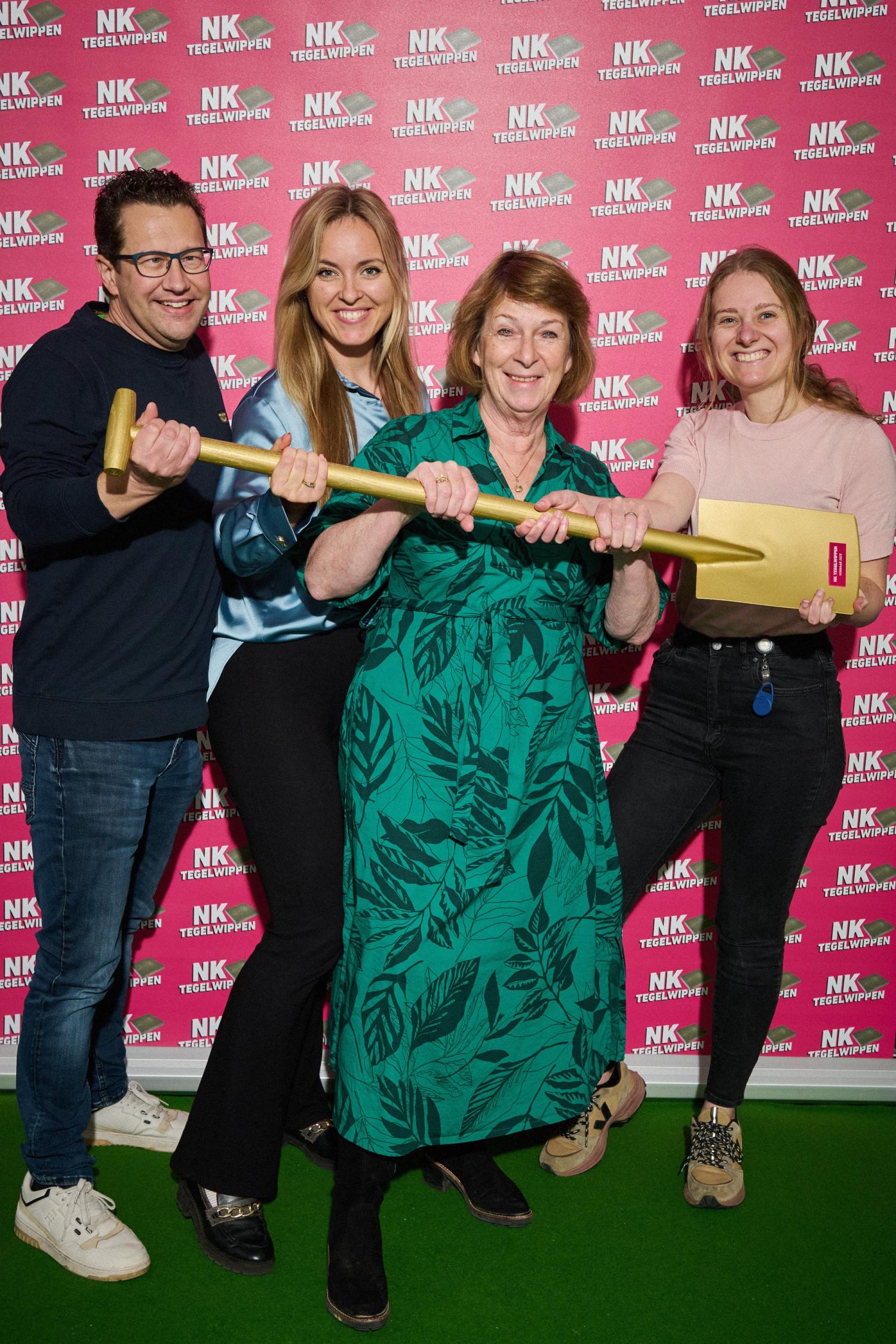 Wethouder Marij Pollux en drie anderen met een gouden schep in hun handen