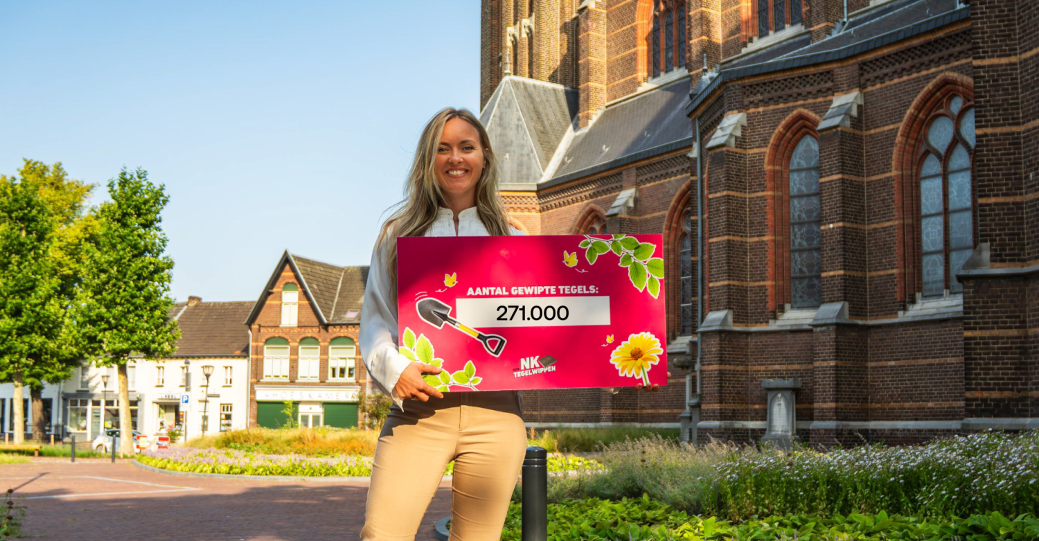 Vrouw met een bord in de hand waarop staat dat er 271.000 gewipte tegels zijn